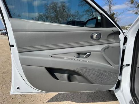 Used 2025 Hyundai Elantra SEL image 13