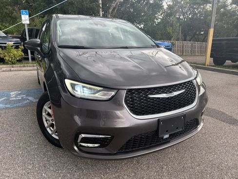 Used 2023 Chrysler Pacifica Touring-L FWD image 5