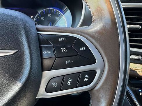 Used 2017 Chrysler Pacifica Limited image 16