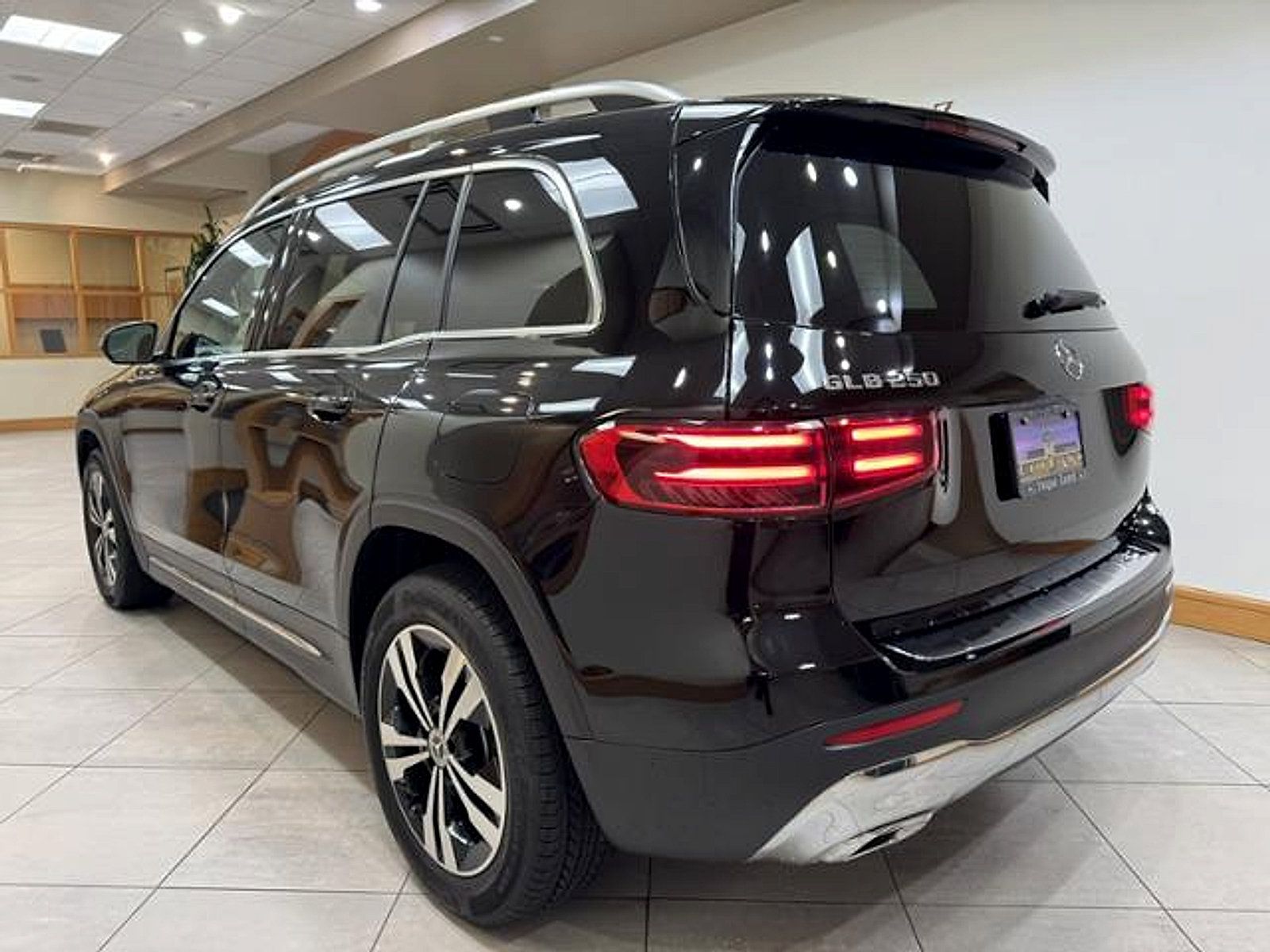 Used 2025 Mercedes-Benz GLB 250 image 3