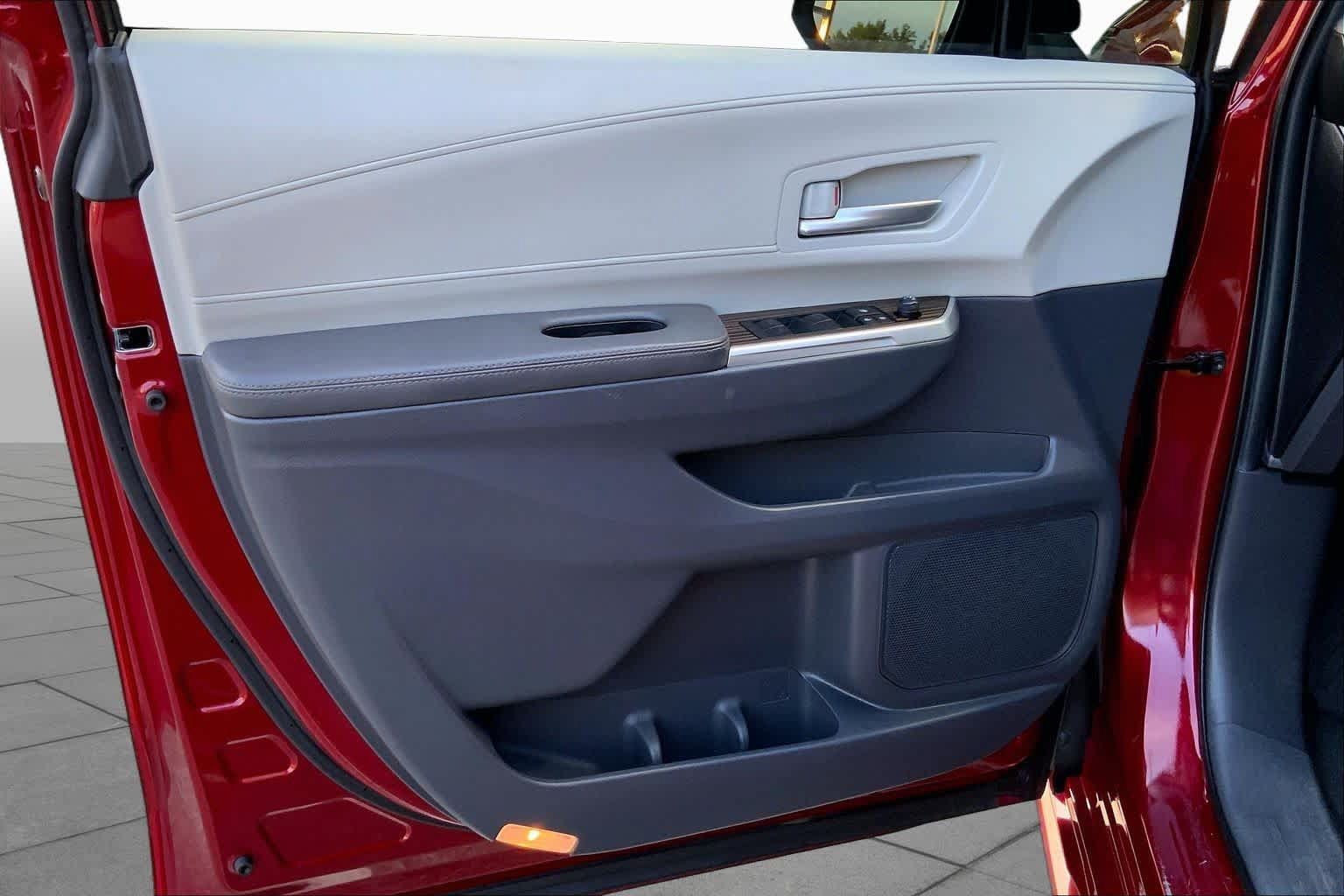 Used 2024 Toyota Sienna XLE FWD image 19