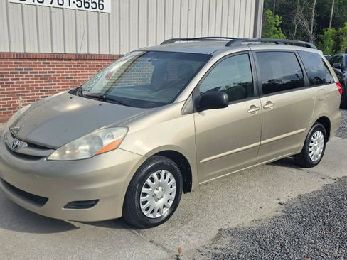 Used 2010 Toyota Sienna CE image 1