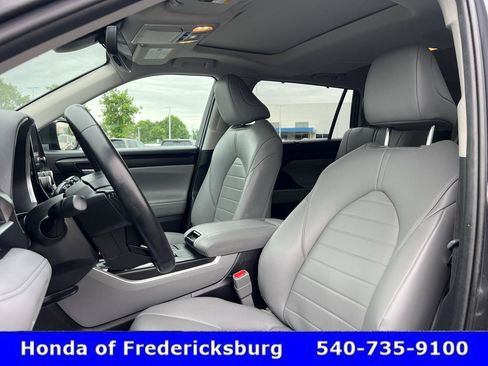 Used 2023 Toyota Highlander XLE FWD image 15