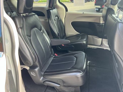 Used 2023 Chrysler Pacifica Touring-L FWD image 14
