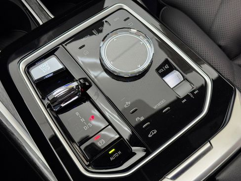 Used 2023 BMW 740i w/ Parking Assistance Package image 35