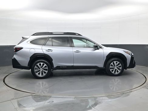 Used 2023 Subaru Outback Premium image 4