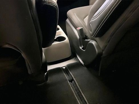 Used 2023 Chrysler Voyager LX image 10