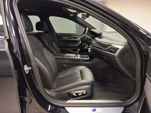 Used 2019 BMW 750i xDrive w/ M Sport Package image 10