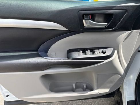 Used 2019 Toyota Highlander XLE AWD/4WD image 7