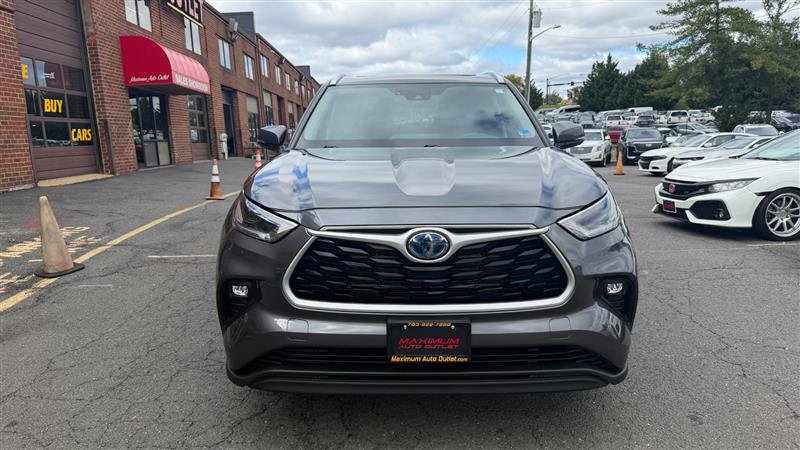 Used 2021 Toyota Highlander XLE FWD image 2