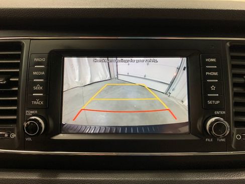 Used 2021 Kia Sedona LX image 7