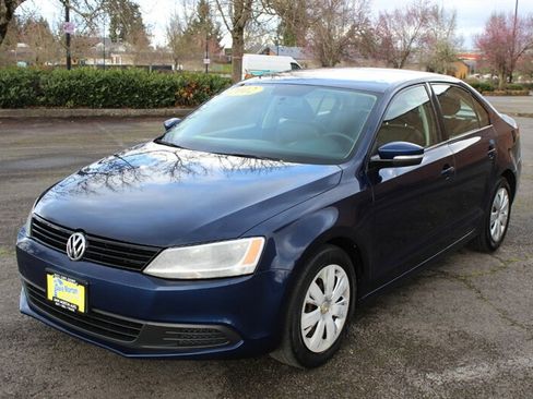 Used 2012 Volkswagen Jetta SE FWD image 2