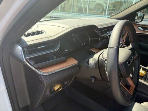 Used 2025 Jeep Grand Cherokee L Summit AWD/4WD image 13