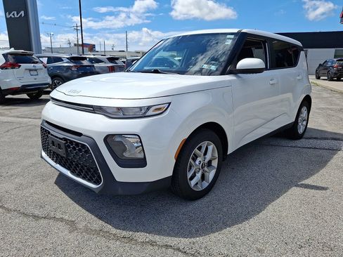 Used 2022 Kia Soul LX w/ Technology Package FWD image 3