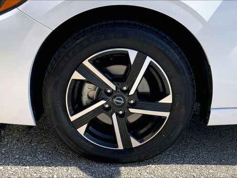 Used 2024 Nissan Sentra SV FWD image 9