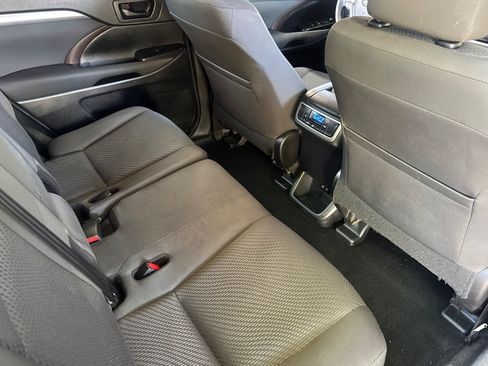 Used 2017 Toyota Highlander LE FWD image 31