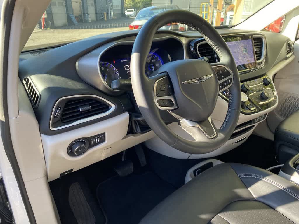 Used 2024 Chrysler Pacifica Touring-L FWD image 2