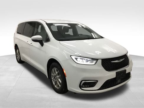 Used 2023 Chrysler Pacifica Touring image 3