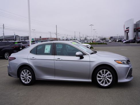 Used 2022 Toyota Camry LE image 4