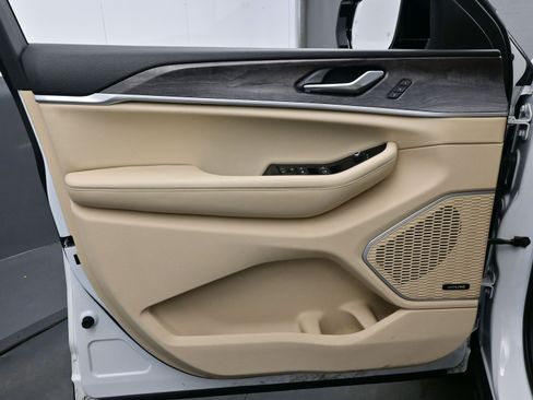 Used 2021 Jeep Grand Cherokee L Limited image 10