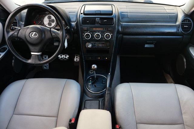 Used 2004 Lexus IS 300 RWD image 2