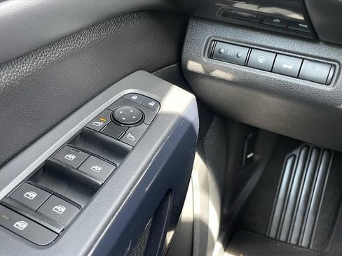 Used 2025 Nissan Pathfinder SV FWD image 15