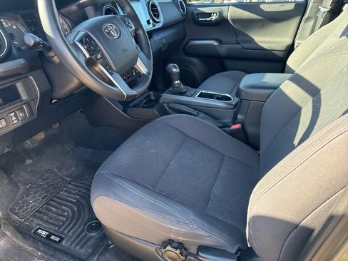 Used 2018 Toyota Tacoma TRD Sport w/ Technology Package image 8