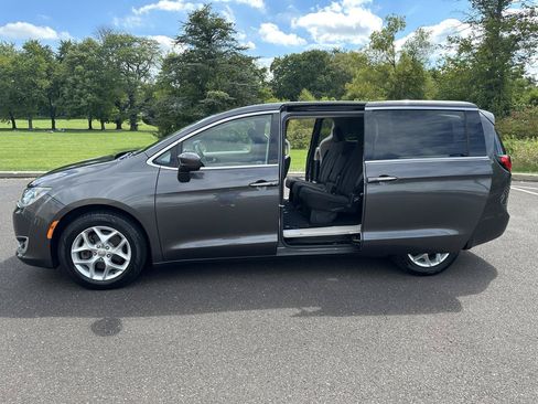 Used 2018 Chrysler Pacifica Touring Plus w/ Tire & Wheel Group FWD image 13