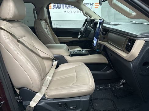 Used 2024 Ford Expedition Limited image 19