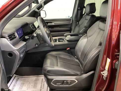 Used 2024 Jeep Wagoneer Series III w/ Premium Group I AWD/4WD image 16