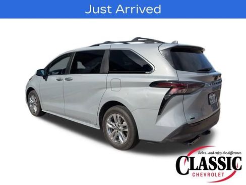 Used 2023 Toyota Sienna XLE Woodland Edition image 6