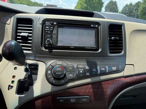 Used 2012 Toyota Sienna XLE FWD image 18
