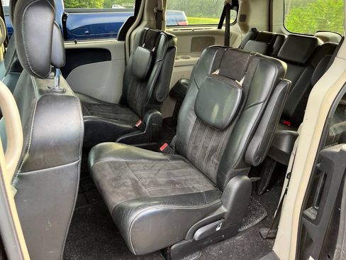 Used 2014 Chrysler Town & Country Touring-L FWD image 8