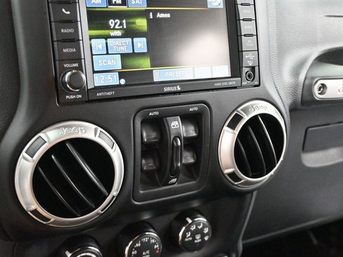 Used 2017 Jeep Wrangler Unlimited Rubicon w/ Connectivity Group AWD/4WD image 21