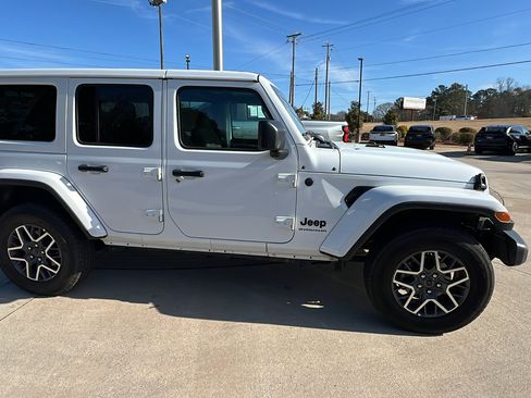 Used 2025 Jeep Wrangler Sahara image 7