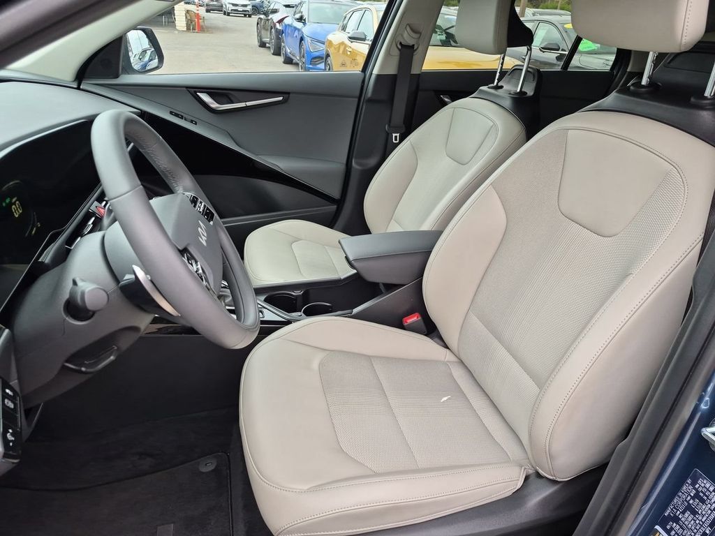 Certified 2025 Kia Niro EX FWD image 19