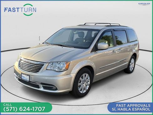 Used 2015 Chrysler Town & Country Touring image 5