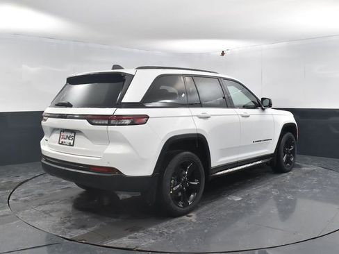 New 2025 Jeep Grand Cherokee Altitude w/ Trailer Tow Package image 9