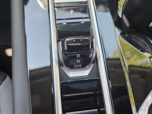 New 2025 Volkswagen Atlas Peak Edition SE image 19