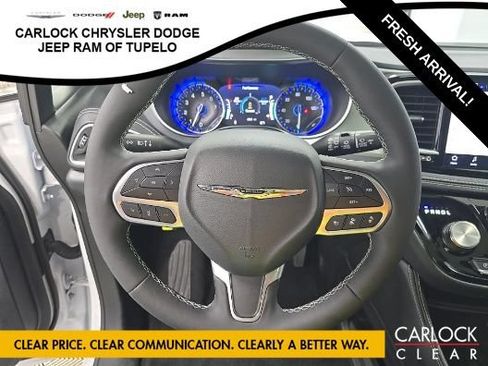 Used 2026 Chrysler Pacifica Limited FWD image 8