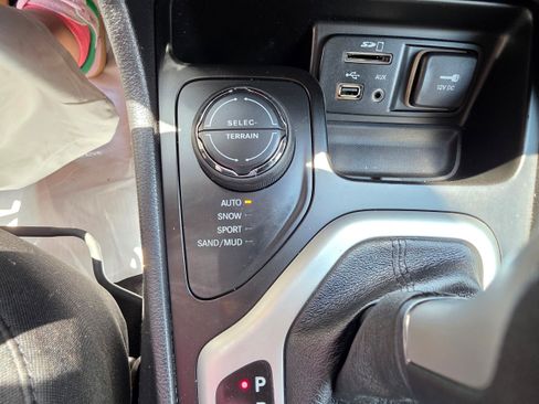 Used 2014 Jeep Cherokee Latitude w/ Cold Weather Group AWD/4WD image 12