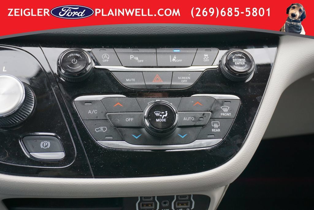 Used 2024 Chrysler Pacifica Touring-L FWD image 24
