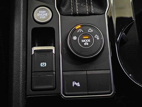 Used 2022 Volkswagen Atlas Cross Sport SEL R-Line AWD/4WD image 34