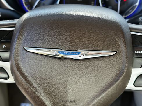 Used 2018 Chrysler Pacifica Touring-L image 25