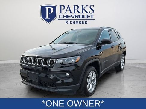Used 2025 Jeep Compass Latitude w/ Sun & Sound Group AWD/4WD image 3