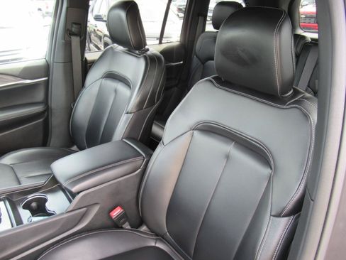 Used 2024 Jeep Grand Cherokee Limited w/ Black Appearance Package RWD image 18