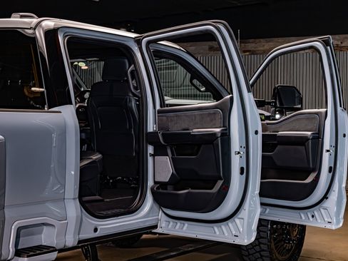 Used 2025 Ford F450 Platinum w/ FX4 Off-Road Package image 30