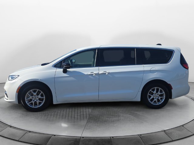 Used 2024 Chrysler Pacifica Touring-L FWD image 2