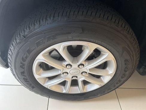 Used 2021 Jeep Grand Cherokee Laredo image 22