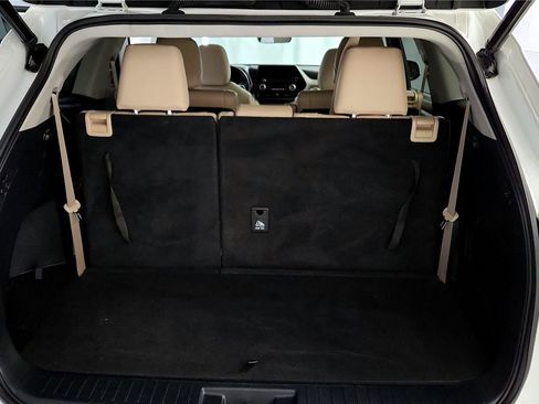 Used 2023 Toyota Highlander XLE image 14